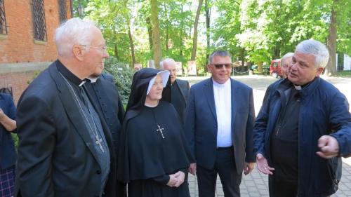 Abp Piero Marini z towarzyszącymi osobami w Sanktuarium Bożego Miłosierdzia, Kraków, 19 maja 2022